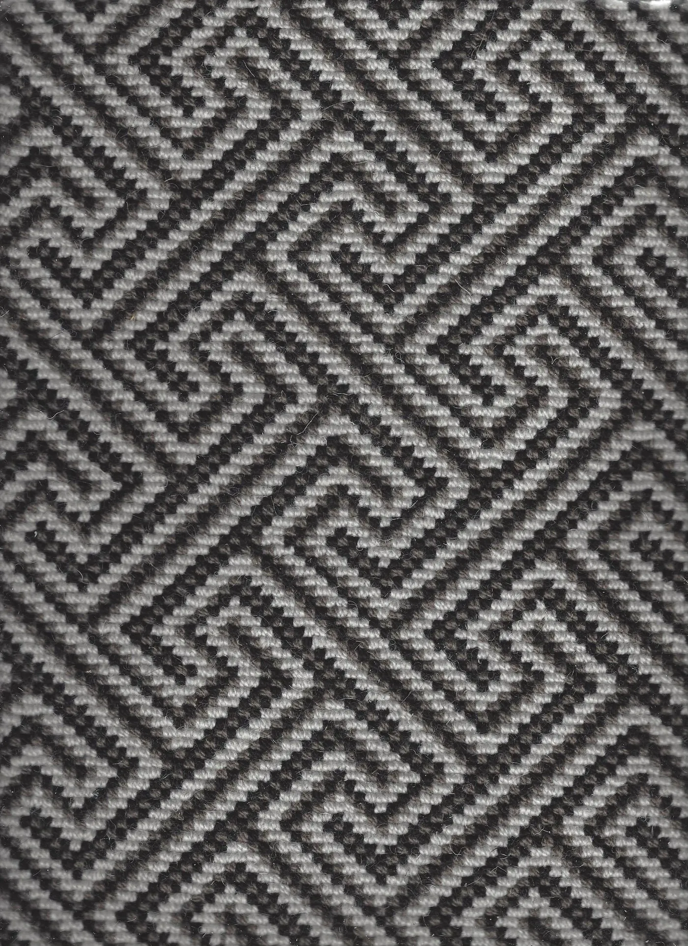 Trig Black / White